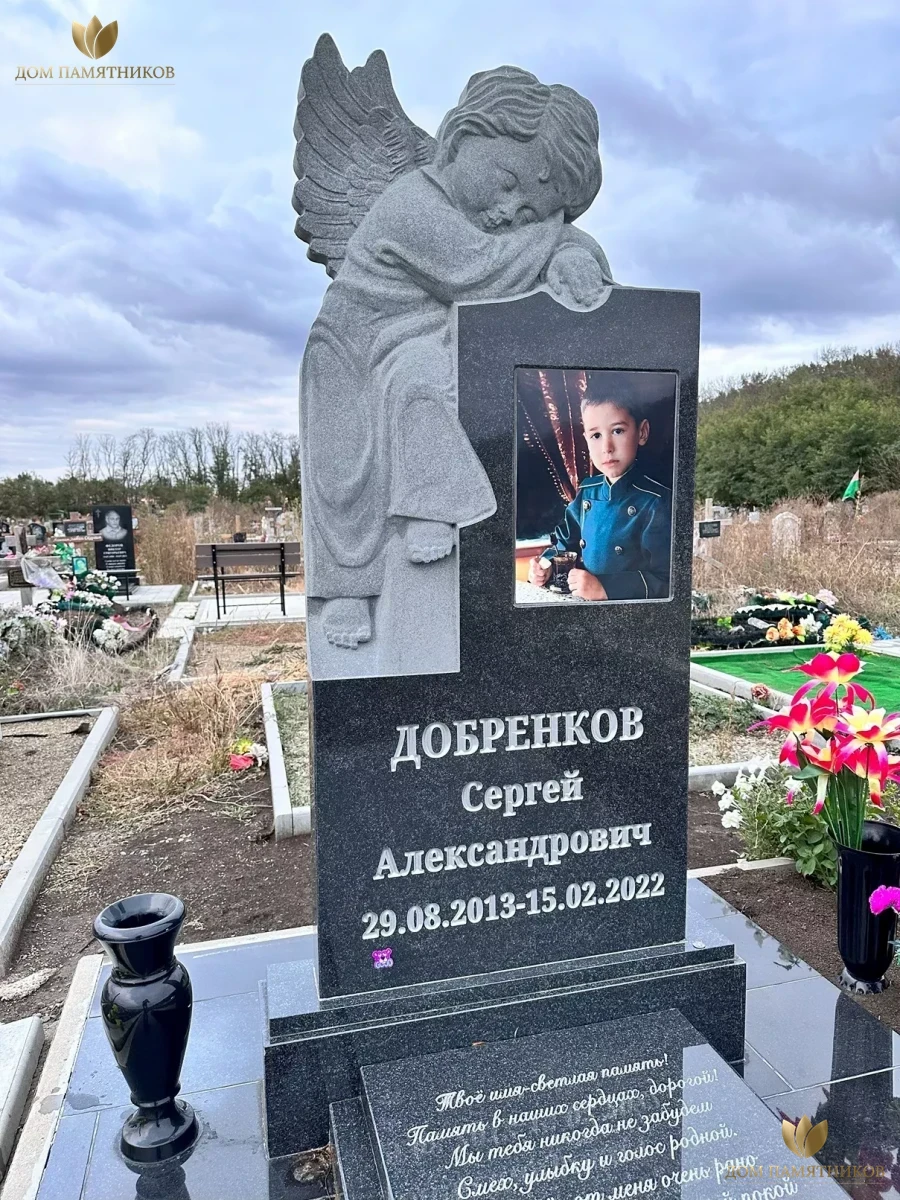 Памятник из гранита «Херувимчик» 28